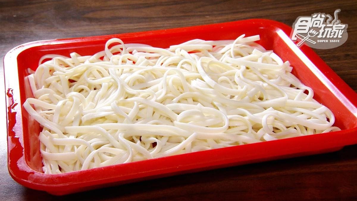 40年老字號石頭火鍋「爆漿芋泥丸」非點不可!特製沙茶醬好銷魂 40年老字號石頭火鍋「爆漿芋泥丸」非點不可!特製沙茶醬好銷魂