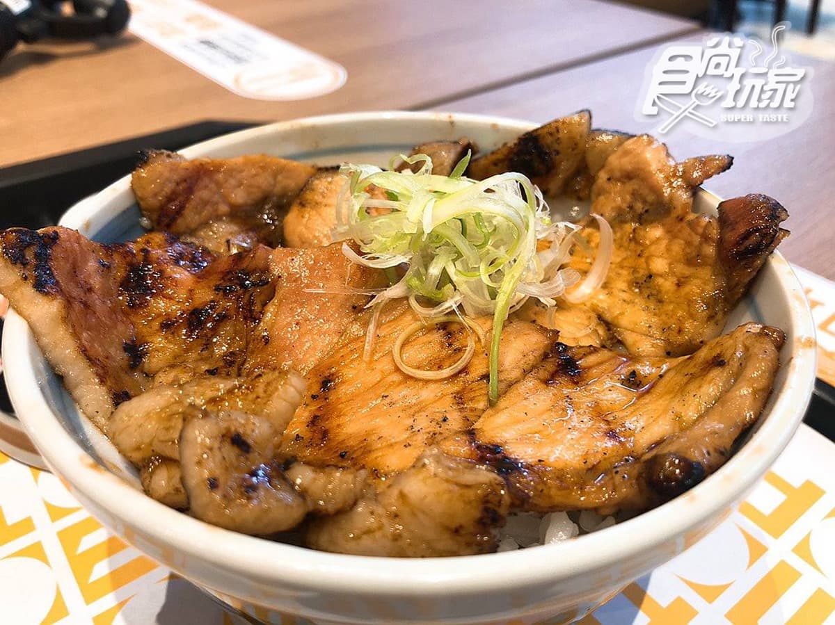 台中三井outlet直擊！週一竟然美食街人潮爆炸多 「排隊」最長是這2家