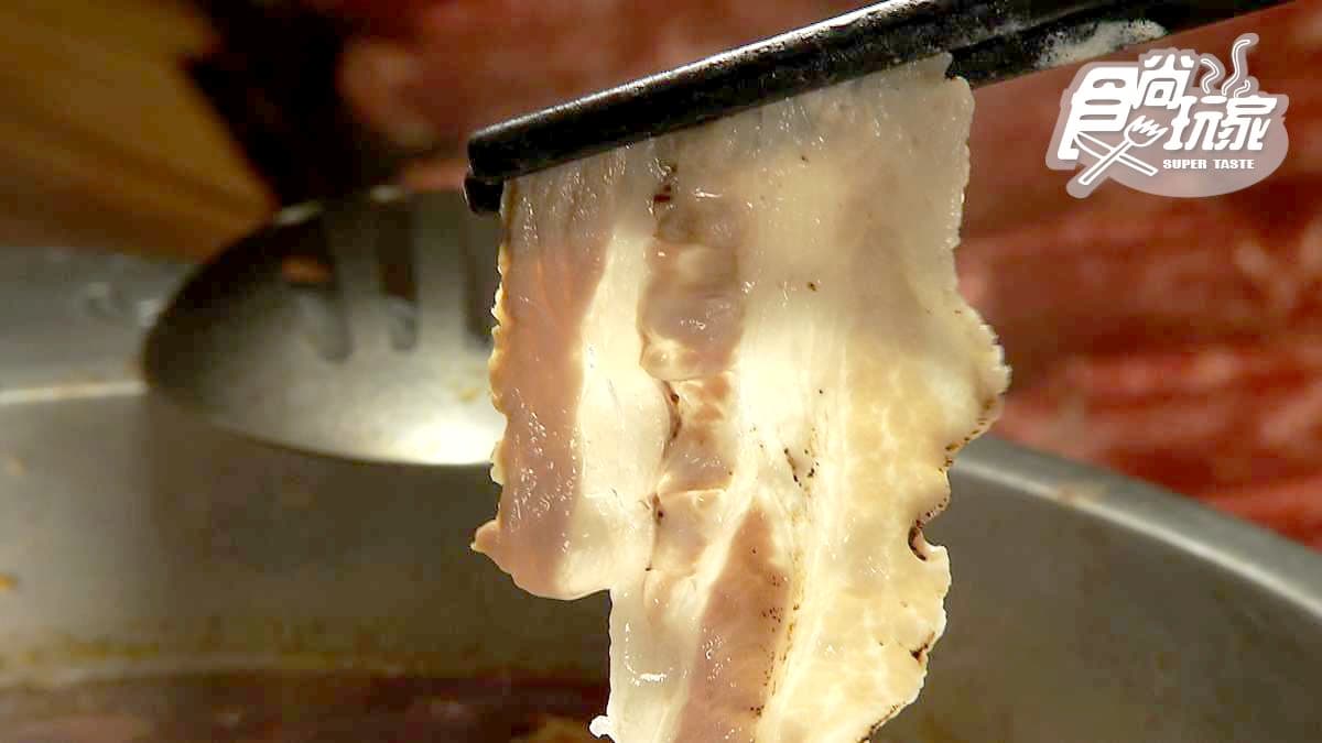 開到凌晨3點火鍋店!必點「火焰炙燒豬」,大骨免費續加啃到飽 開到凌晨3點火鍋店!必點「火焰炙燒豬」,大骨免費續加啃到飽