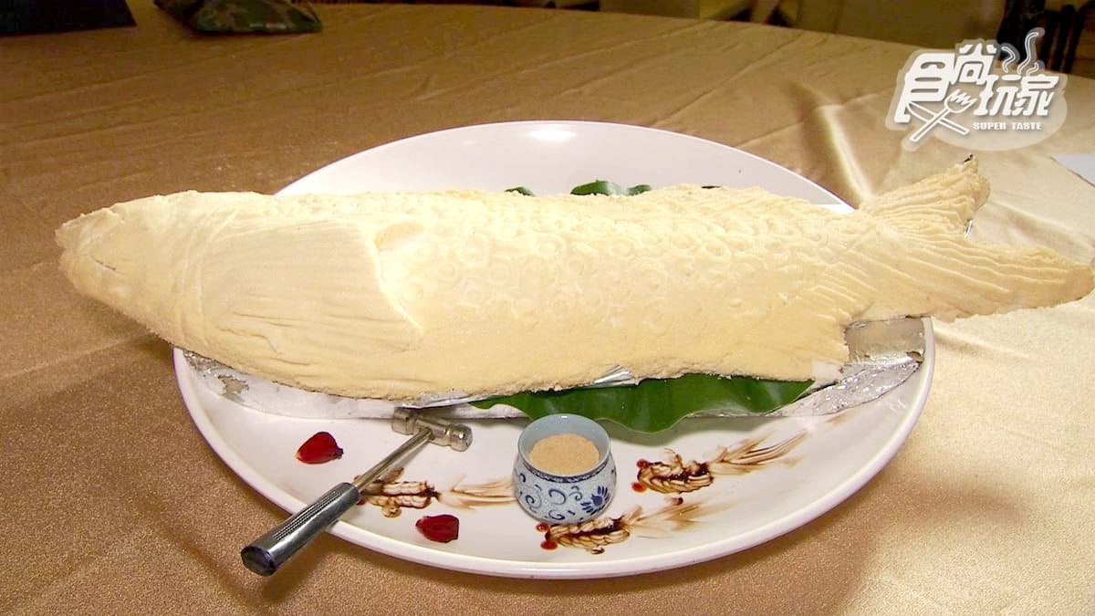 宜蘭人最愛無菜單料理！「生魚片船」超霸氣、「草繩貴妃牛」會噴火
