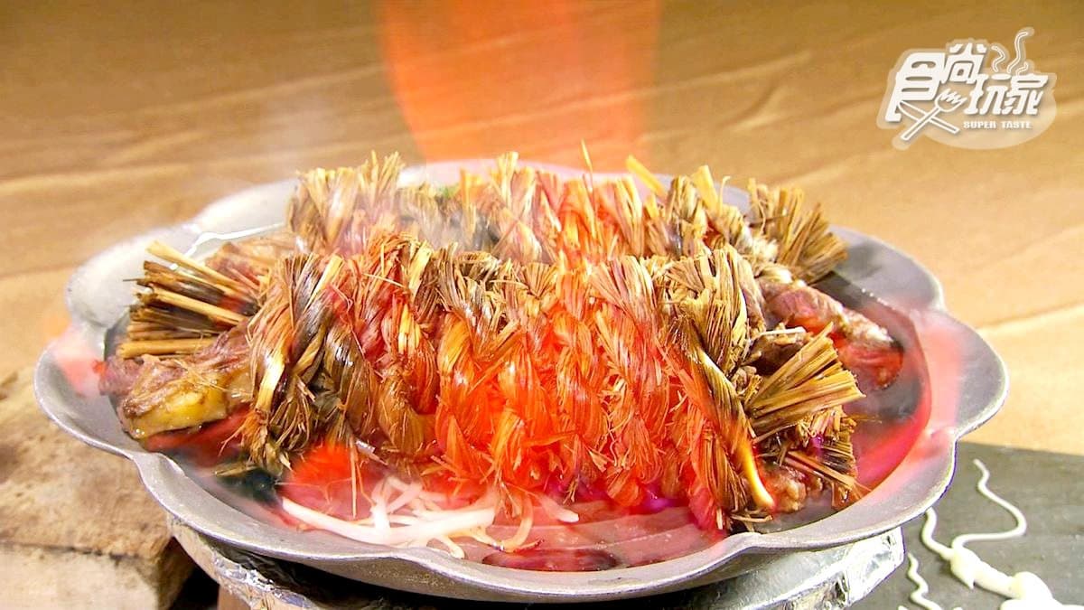 宜蘭人最愛無菜單料理！「生魚片船」超霸氣、「草繩貴妃牛」會噴火