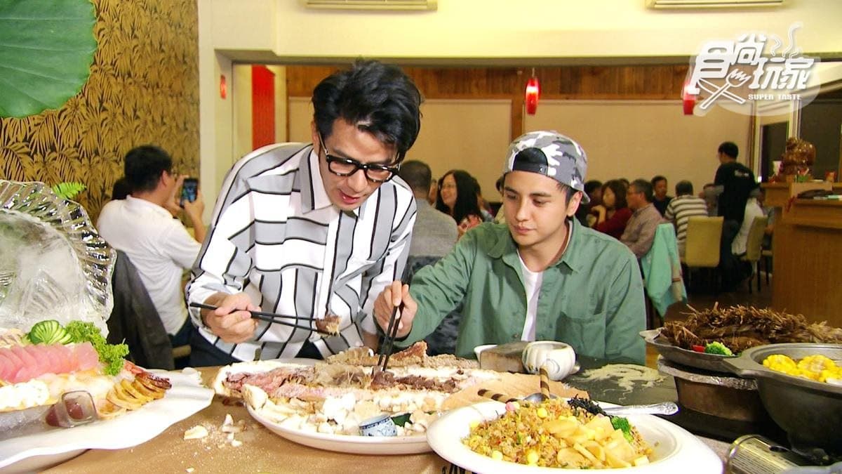 宜蘭人最愛無菜單料理！「生魚片船」超霸氣、「草繩貴妃牛」會噴火