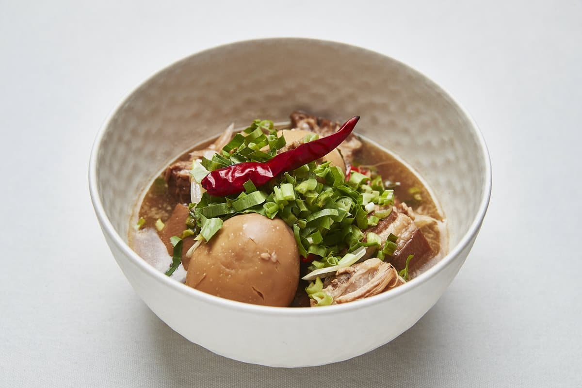 一道280元起!星級主廚來台賣「道地泰國菜」,必吃酸辣滷肉、香茅拌松阪豬 一道280元起!星級主廚來台賣「道地泰國菜」,必吃酸辣滷肉、香茅拌松阪豬