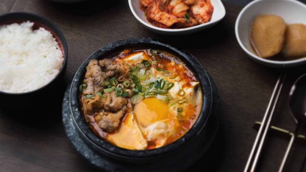 【新開店】超厚「海鮮煎餅」竟有2隻肥蝦!高CP韓式料理還推「特濃料多豆腐鍋」 【新開店】超厚「海鮮煎餅」竟有2隻肥蝦!高CP韓式料理還推「特濃料多豆腐鍋」