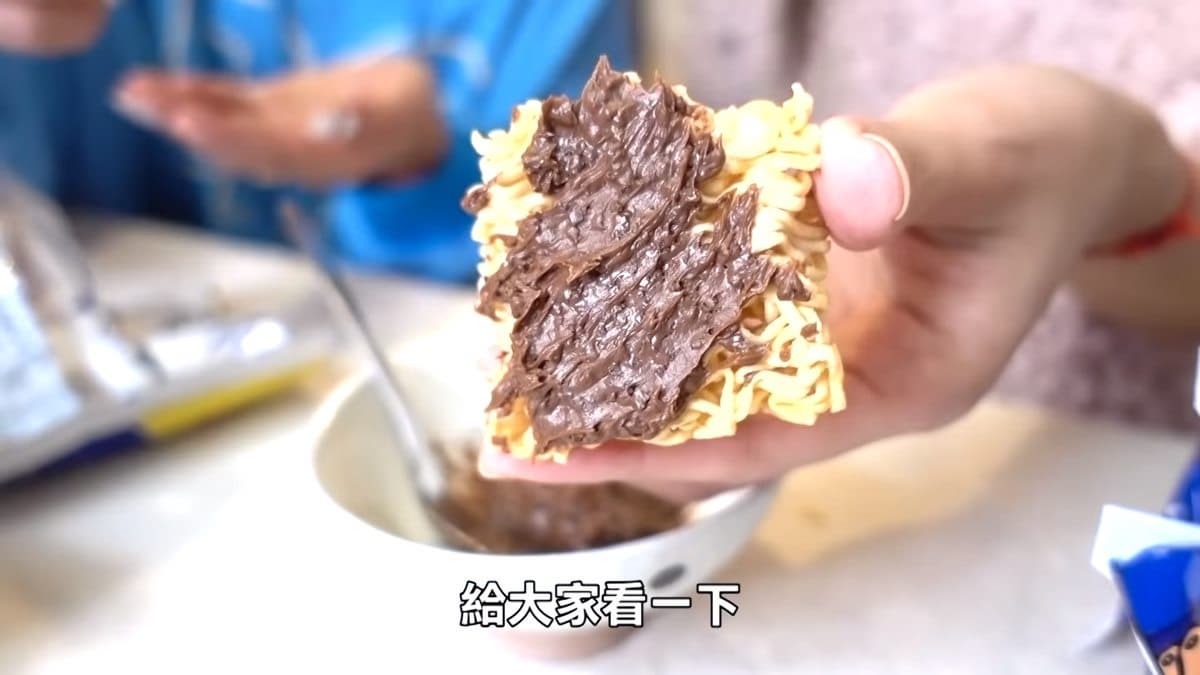 這科學嗎？！奶茶、冰淇淋「配」科學麵 反差吃法一試上癮