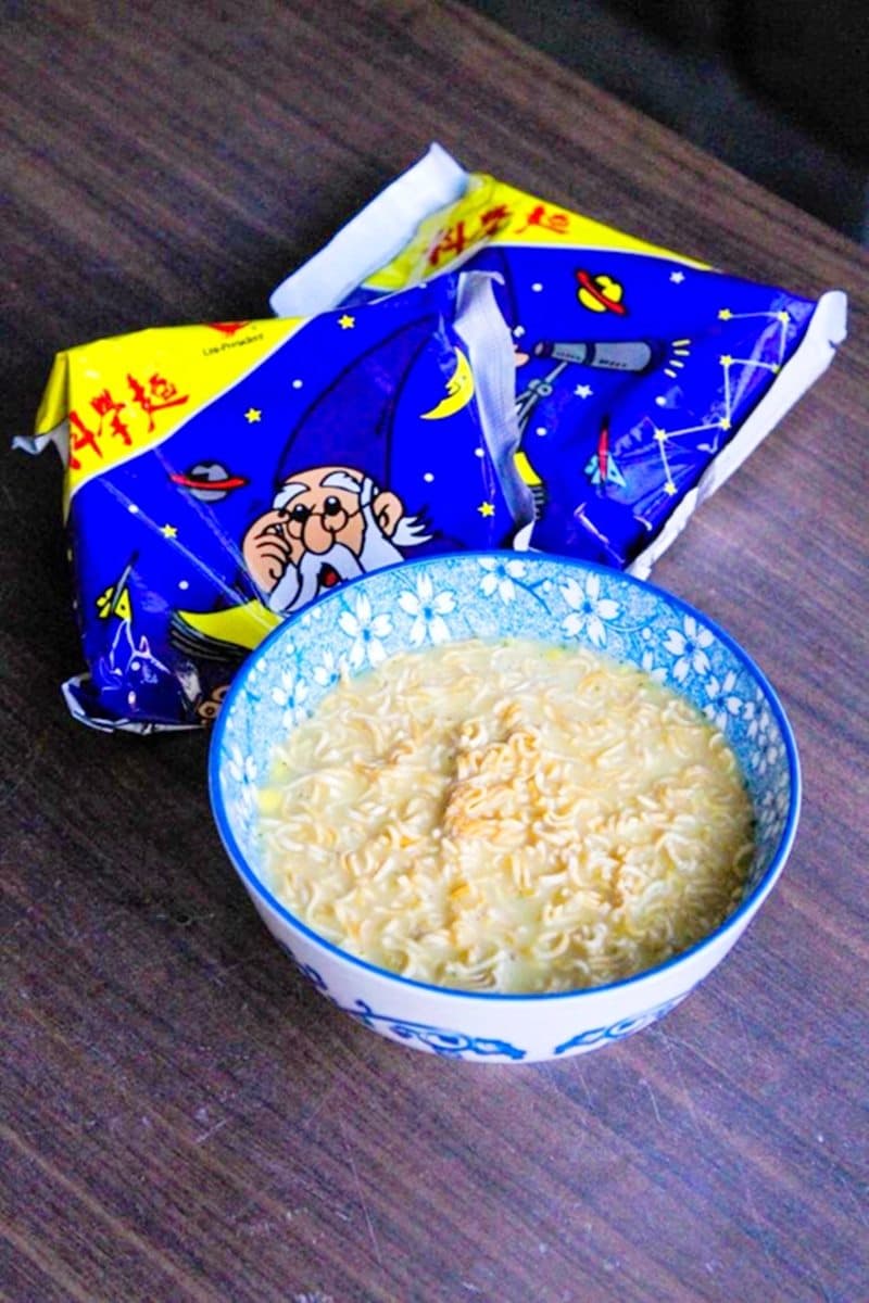 這科學嗎？！奶茶、冰淇淋「配」科學麵 反差吃法一試上癮
