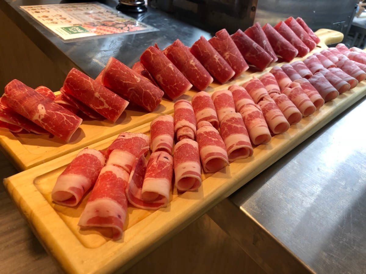 超浮誇！1.2公斤蛤蜊鍋、30隻鮮蝦桶，2家火鍋吃到飽竟然都不用500元