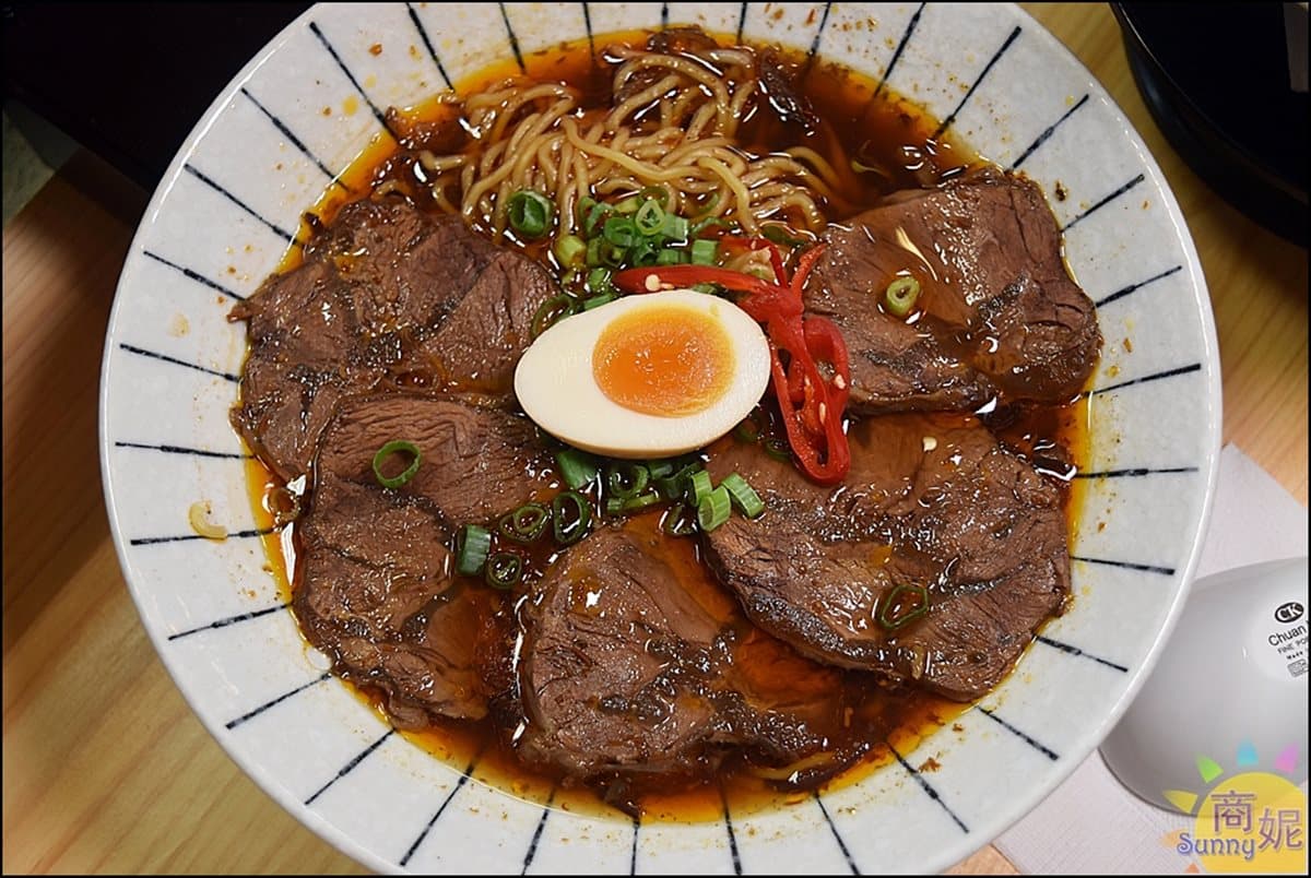牛肉爆量了!地表最強日式牛肉拉麵 台中消夜快衝這家 牛肉爆量了!地表最強日式牛肉拉麵 台中消夜快衝這家