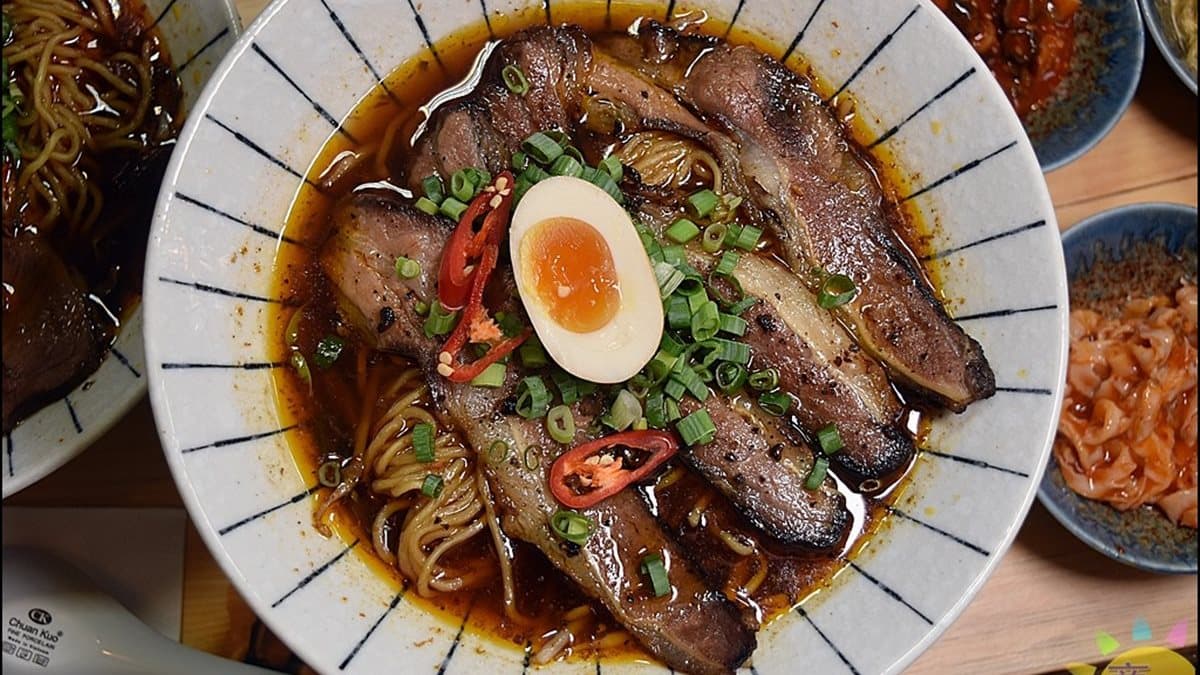 牛肉爆量了!地表最強日式牛肉拉麵 台中消夜快衝這家 牛肉爆量了!地表最強日式牛肉拉麵 台中消夜快衝這家