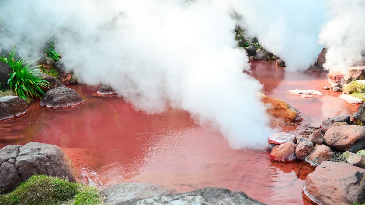 日旅遊網精選5大「泡湯景點」 這一家泉水是鮮紅色的!