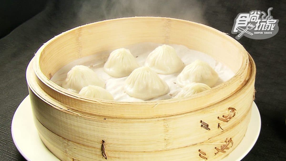 台南最狂「一鴨七吃」！茴香根鴨汁小籠包皮薄餡多、鴨捲餅皮加蝦夷蔥