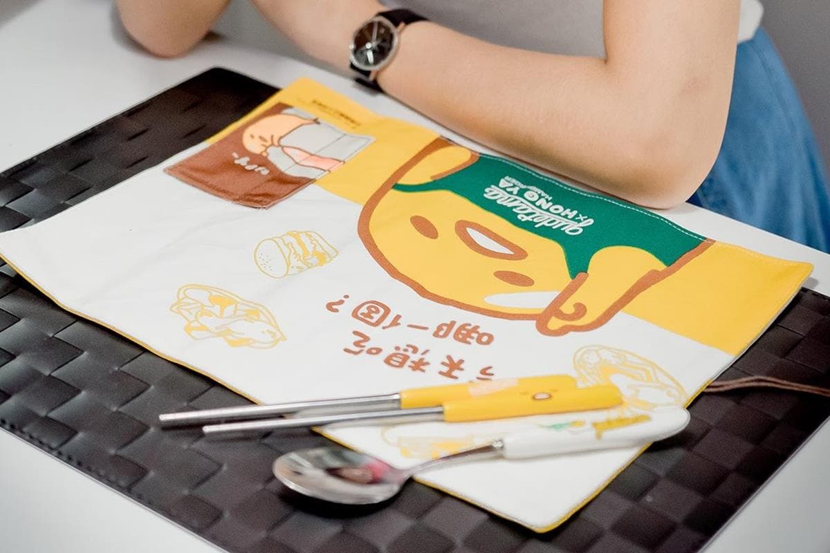 超萌限量商品！連鎖早餐店聯名「蛋黃哥」圍裙、保溫袋都想要