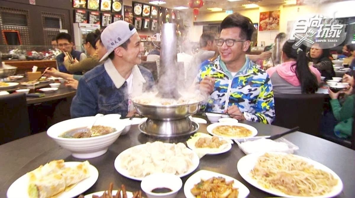 可客製化酸度的酸菜白肉鍋!祕密醬料竟加了可樂,還能吃到冠軍牛肉麵 可客製化酸度的酸菜白肉鍋!祕密醬料竟加了可樂,還能吃到冠軍牛肉麵
