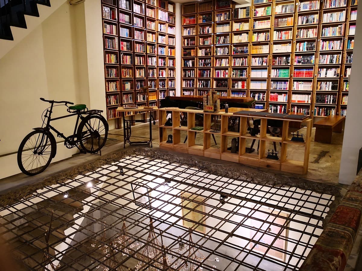 台版「霍格華茲風」背包旅店 這根本是睡在圖書館裡