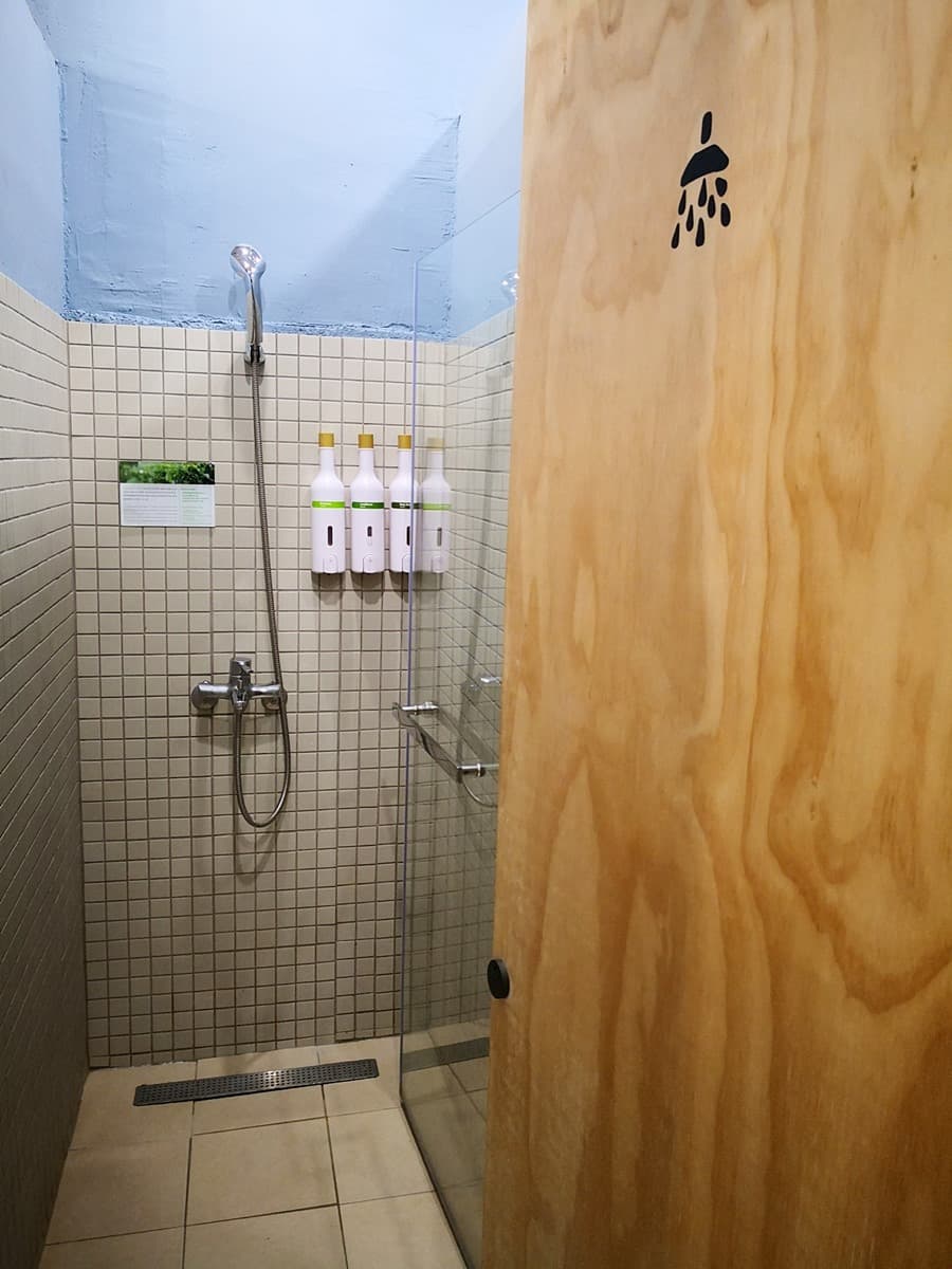 台版「霍格華茲風」背包旅店 這根本是睡在圖書館裡