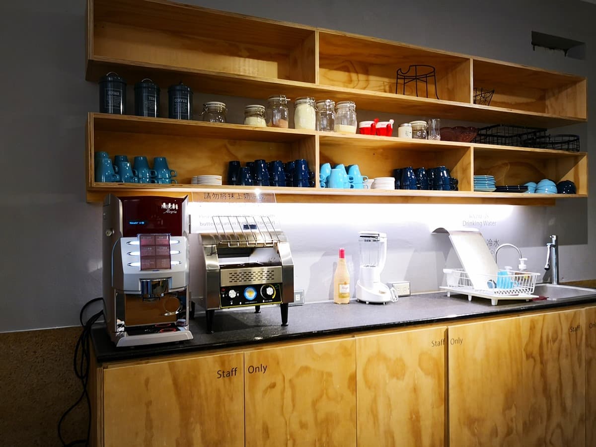 台版「霍格華茲風」背包旅店 這根本是睡在圖書館裡