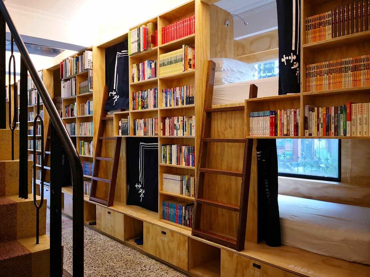 台版「霍格華茲風」背包旅店 這根本是睡在圖書館裡