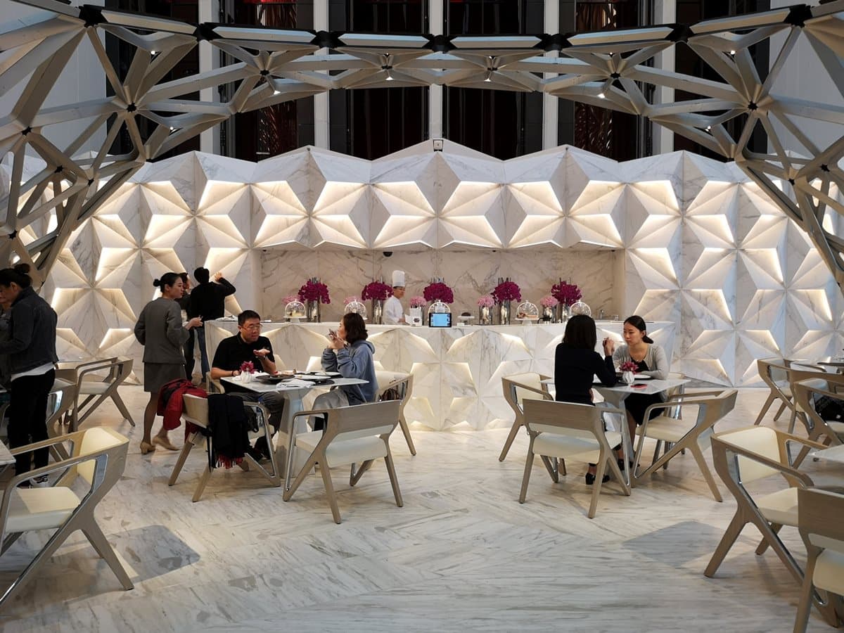 【小編出任務】全世界最酷的「太空船」電梯！澳門最新地標酒店「龍形」餐廳好有哏