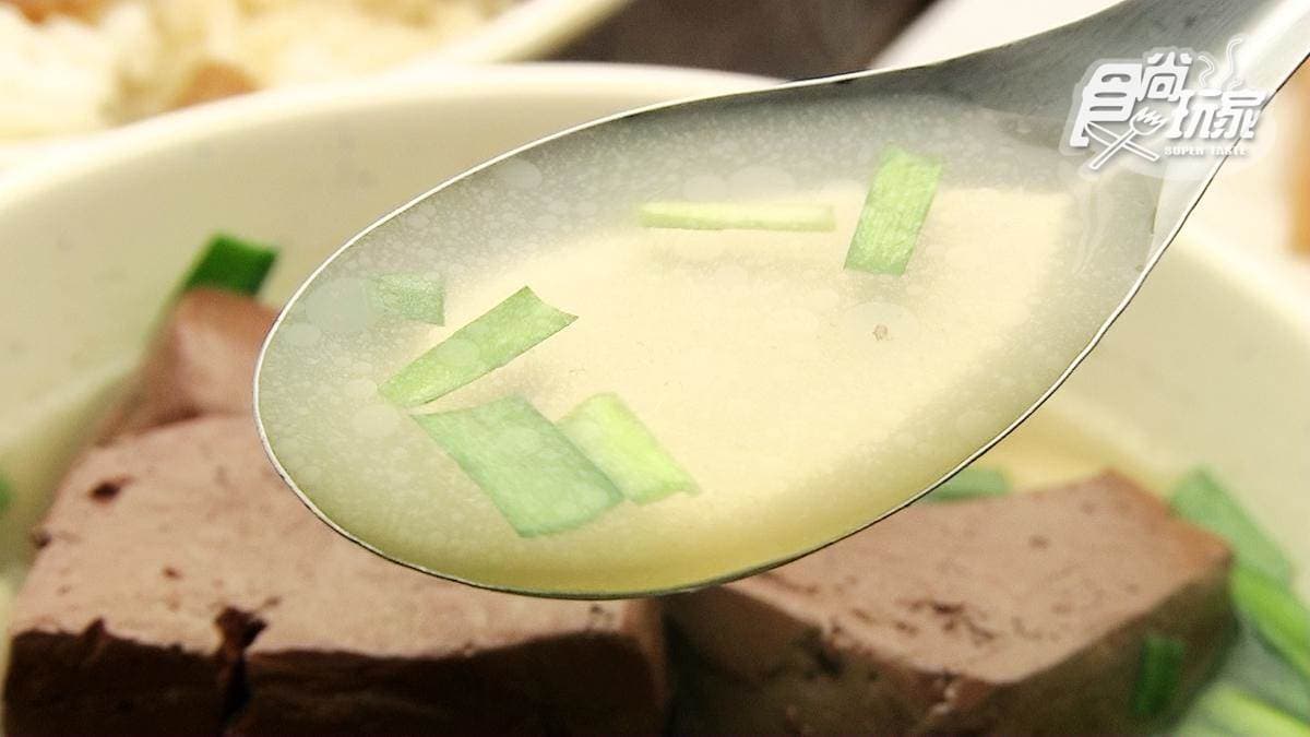 嘉義人最愛古早味！獨家「去皮滷肉飯」清爽不油膩，「菜尾湯」超多料