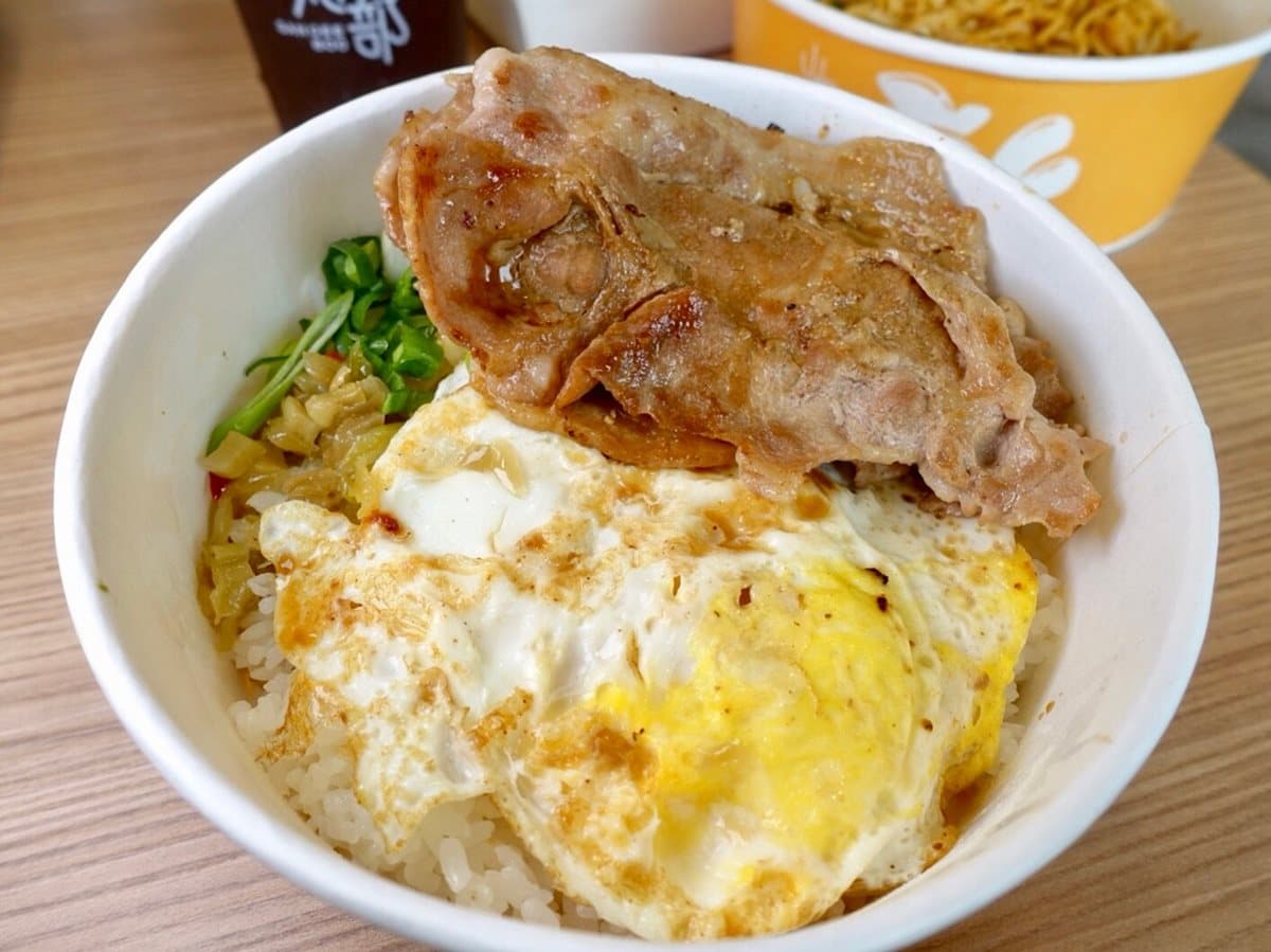 【新開店】花雕炸雞「買1送1」！賣萌早餐店主題很「GG」
