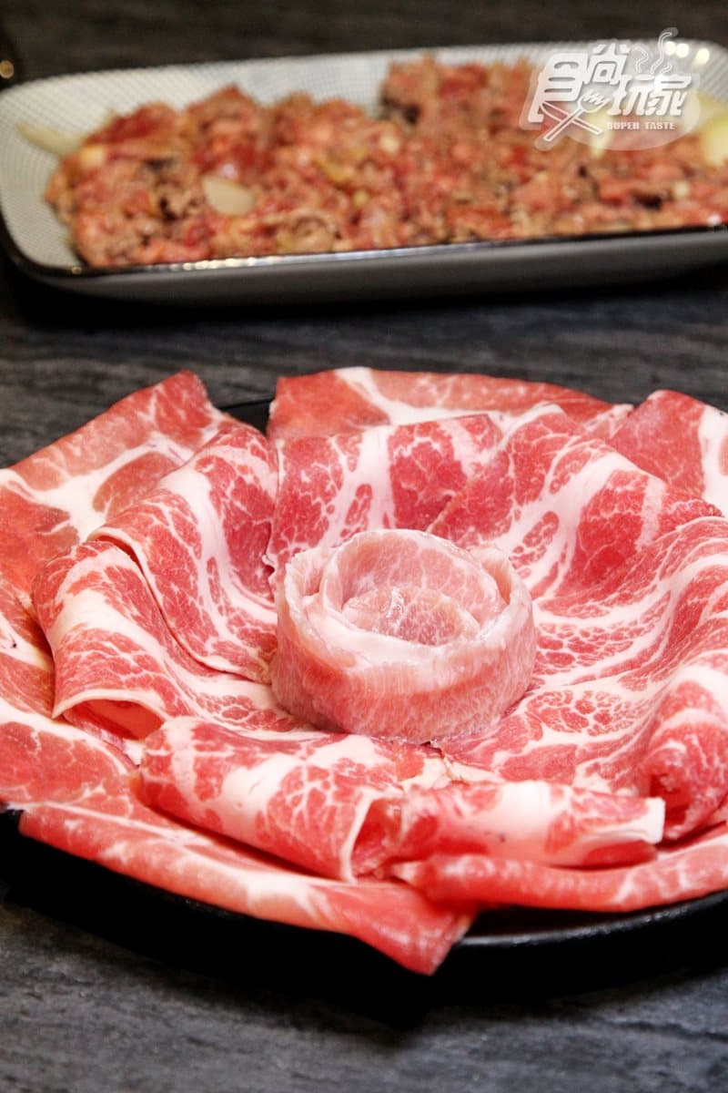【新開店】220元就吃得到！全台第一家「桂丁雞石頭火鍋」