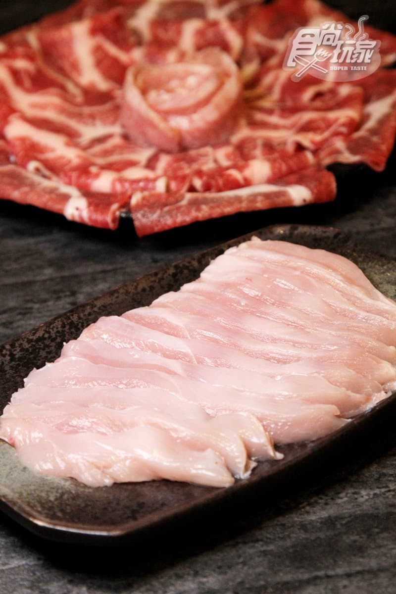 【新開店】220元就吃得到！全台第一家「桂丁雞石頭火鍋」