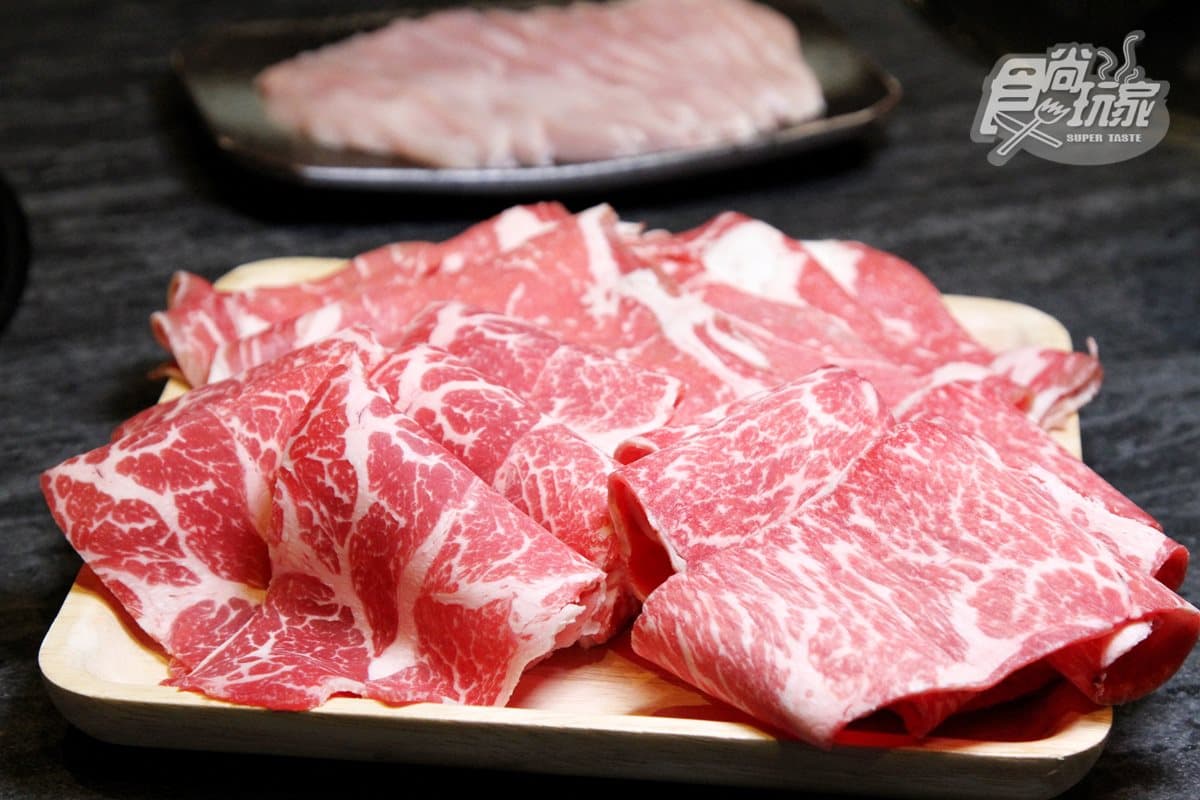 【新開店】220元就吃得到！全台第一家「桂丁雞石頭火鍋」