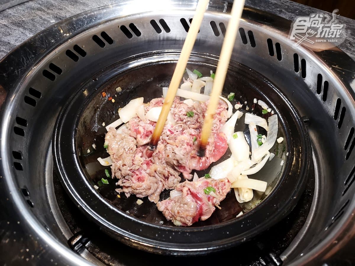 【新開店】220元就吃得到！全台第一家「桂丁雞石頭火鍋」