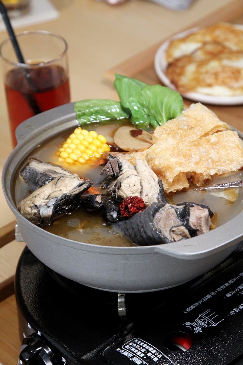 就像小歐洲！台中純白系「麋鹿主題餐廳」　必點「烏骨雞鍋+舒芙蕾」