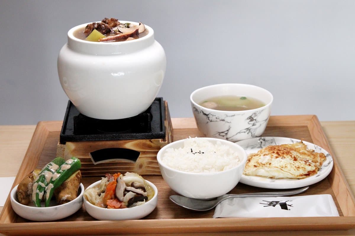 就像小歐洲！台中純白系「麋鹿主題餐廳」　必點「烏骨雞鍋+舒芙蕾」