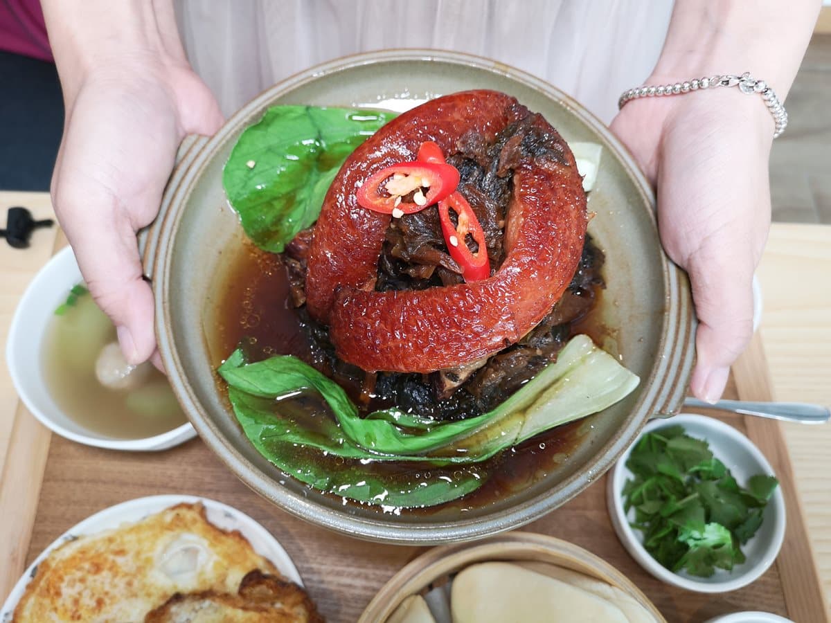 就像小歐洲！台中純白系「麋鹿主題餐廳」　必點「烏骨雞鍋+舒芙蕾」
