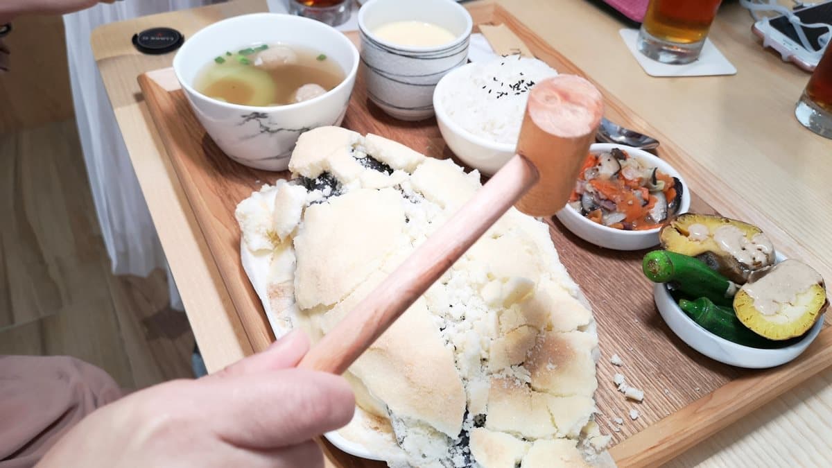 就像小歐洲！台中純白系「麋鹿主題餐廳」　必點「烏骨雞鍋+舒芙蕾」