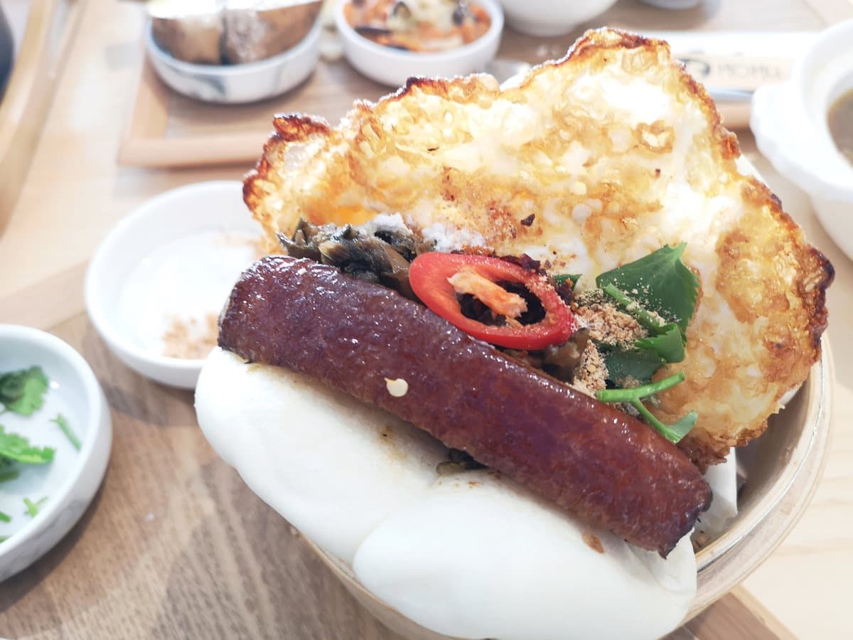 就像小歐洲！台中純白系「麋鹿主題餐廳」　必點「烏骨雞鍋+舒芙蕾」