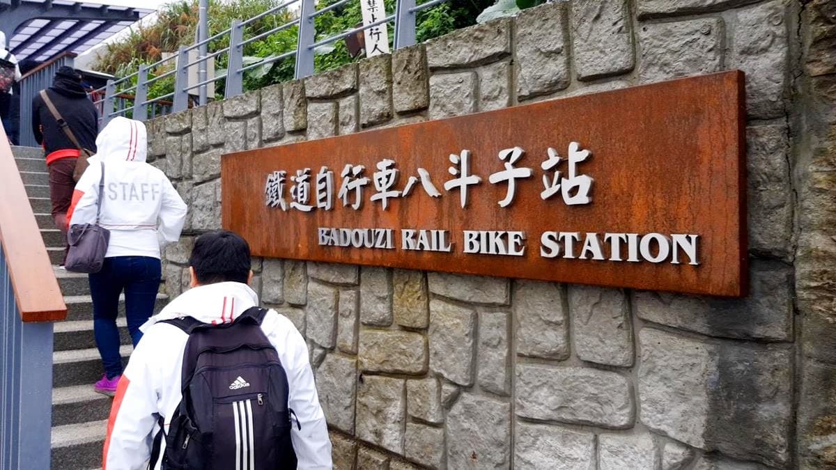 小朋友上車囉！超人氣「深澳鐵道自行車」開放3歲、滿90公分可搭乘