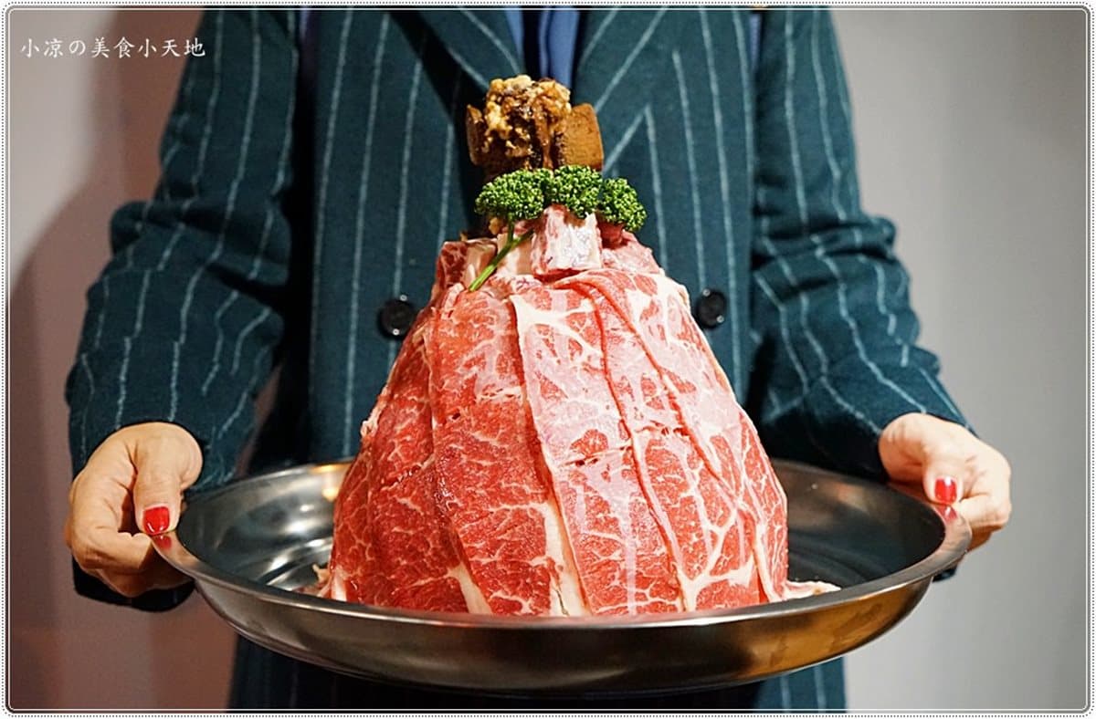 【新開店】300元海鮮任你撈！最強「台客燒肉攤」，還有超浮誇「金剛肉山」