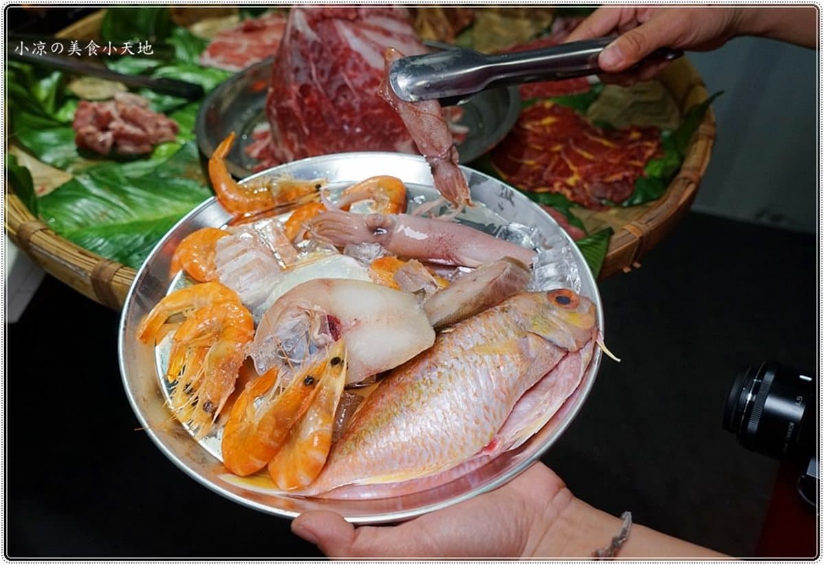 【新開店】300元海鮮任你撈！最強「台客燒肉攤」，還有超浮誇「金剛肉山」