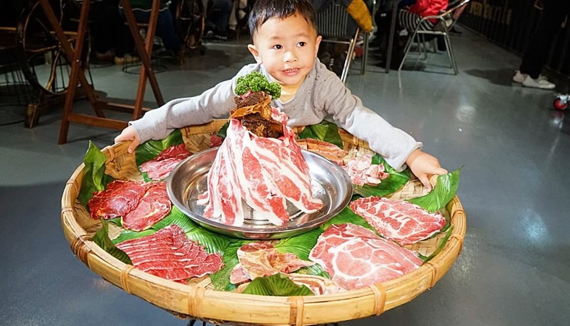 【新開店】300元海鮮任你撈！最強「台客燒肉攤」，還有超浮誇「金剛肉山」