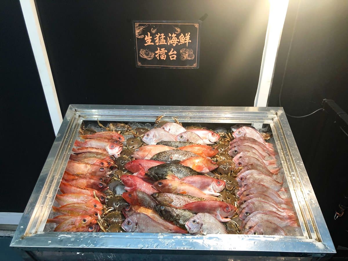 【新開店】300元海鮮任你撈！最強「台客燒肉攤」，還有超浮誇「金剛肉山」