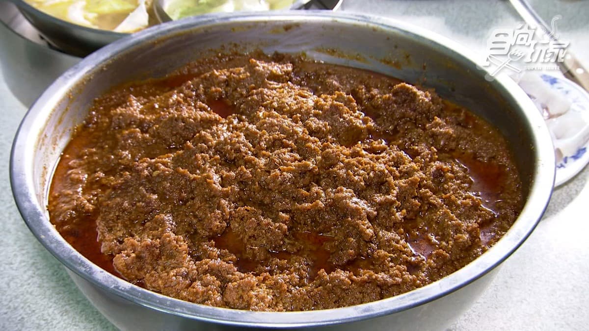 屏東40年不敗牛肉爐！牛肉秤斤賣，老饕大推「神醬」拌乾麵
