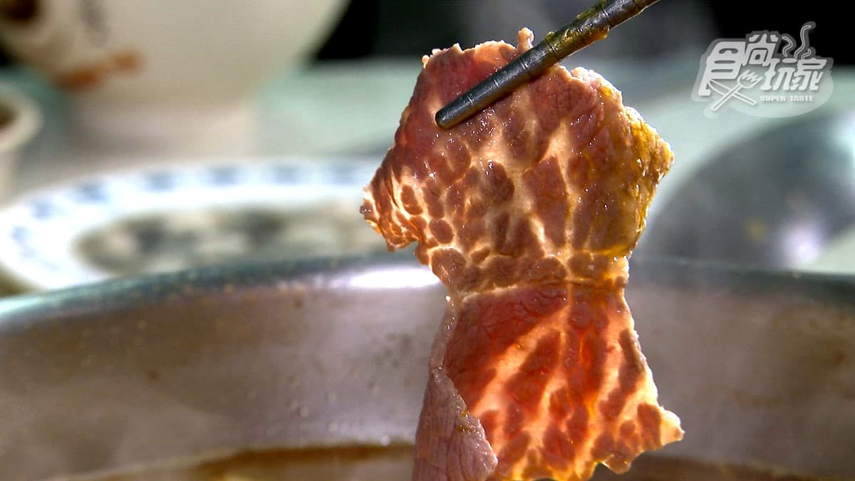 屏東40年不敗牛肉爐！牛肉秤斤賣，老饕大推「神醬」拌乾麵