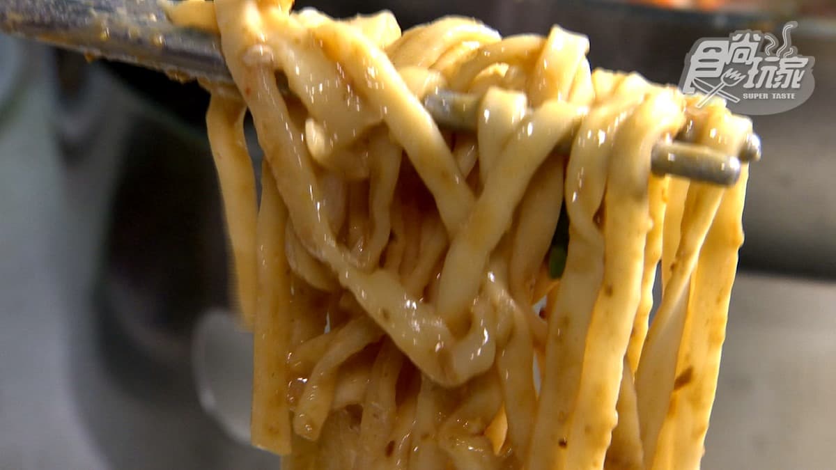 屏東40年不敗牛肉爐！牛肉秤斤賣，老饕大推「神醬」拌乾麵