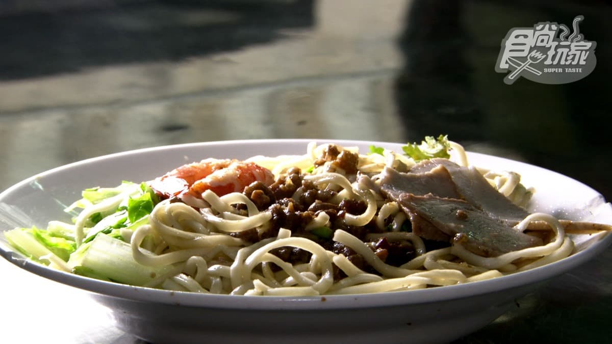 吃過就回不去了！台南「盤裝乾意麵」飄香70年，必搭豬肝湯