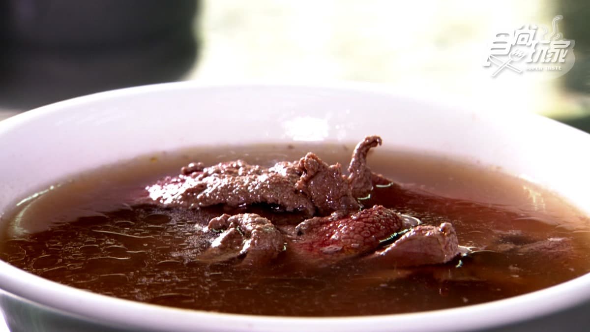 吃過就回不去了！台南「盤裝乾意麵」飄香70年，必搭豬肝湯