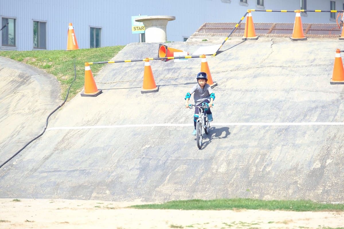 上上下下好刺激！露營區竟有「越野單車道」　連老爸都忍不住了