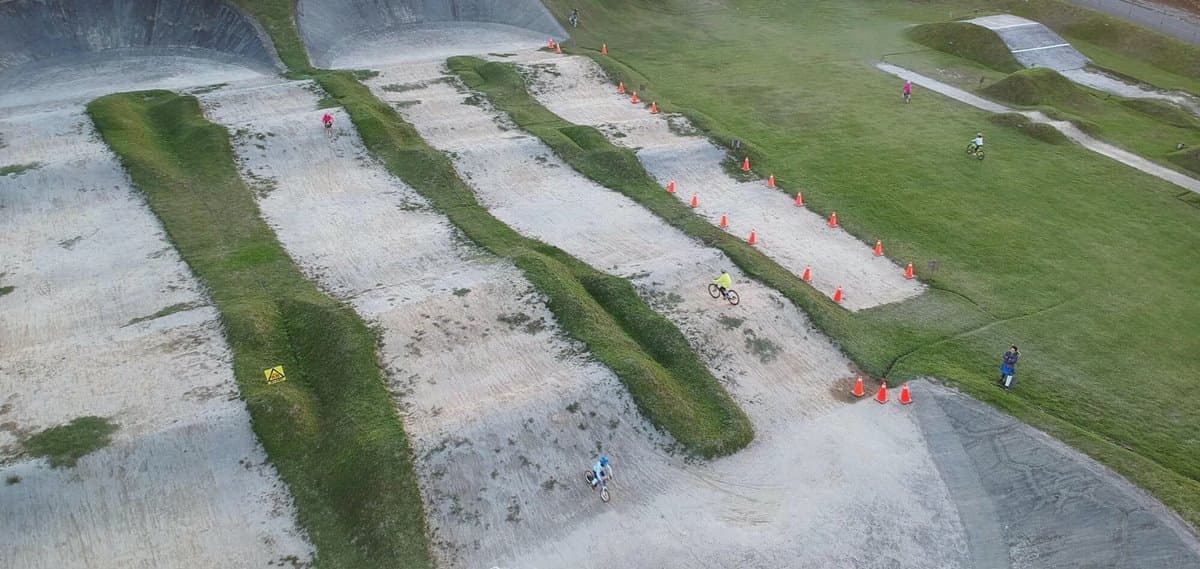 上上下下好刺激！露營區竟有「越野單車道」　連老爸都忍不住了