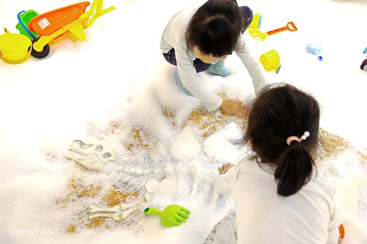 新北最大親子樂園！400坪室內恐龍考古沙坑、球池、超市，玩到並軌