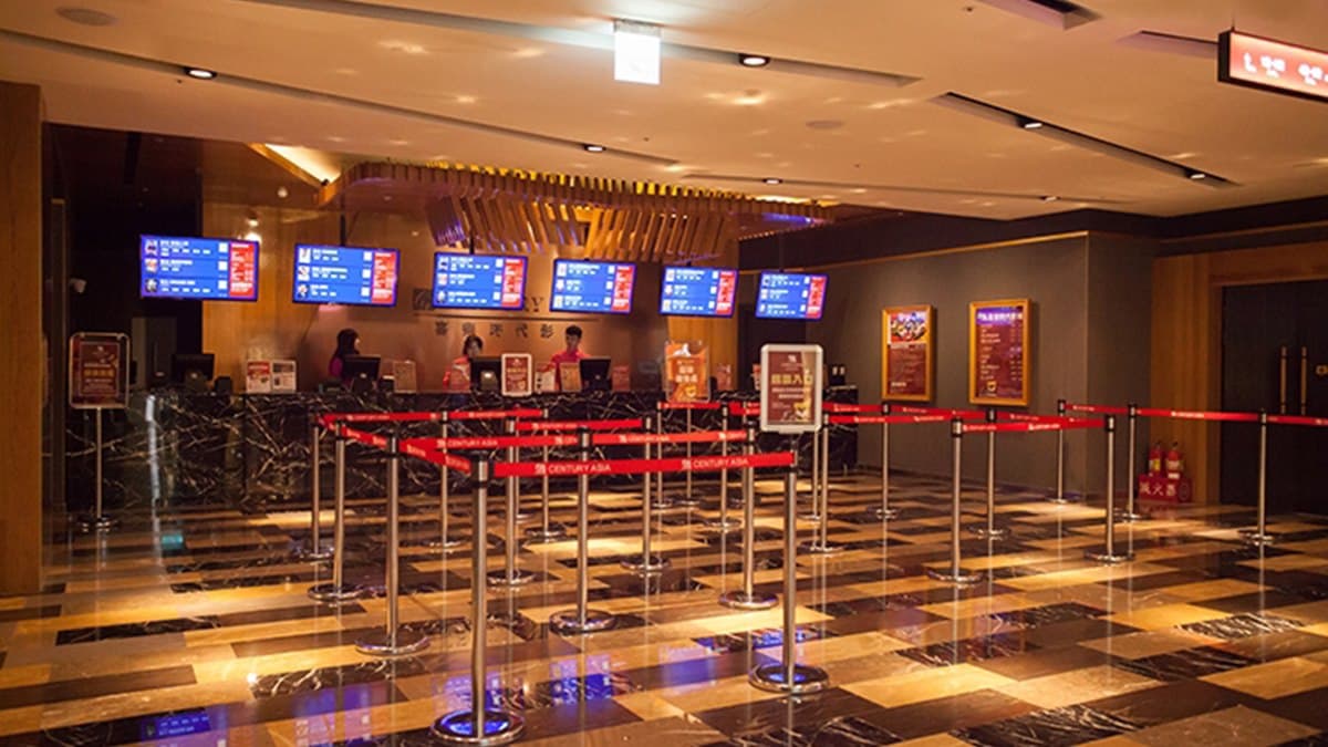 看電影只要「1元」！豪華新影院，法拉利系皮革沙發躺著看