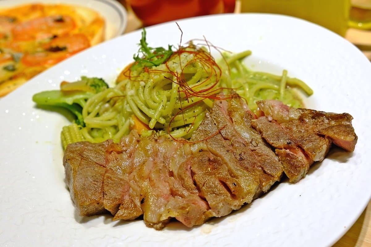【新開店】彩虹樹洞、白色沙坑　台中「星際風」親子餐廳設施玩到瘋