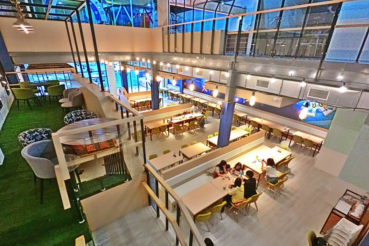 【新開店】彩虹樹洞、白色沙坑　台中「星際風」親子餐廳設施玩到瘋