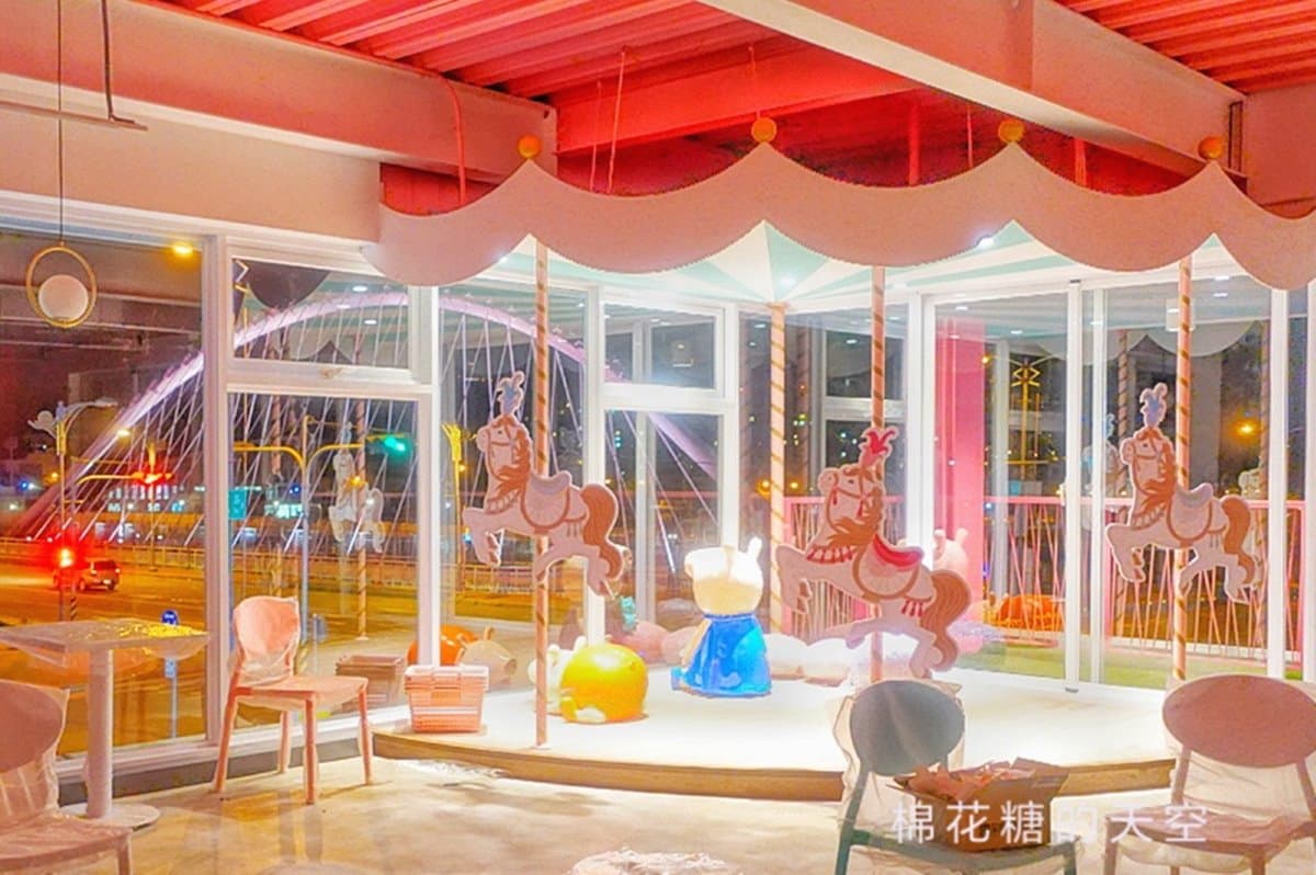 「佩佩豬+旋轉木馬」　超浪漫「粉紅系」超商還可賞粉紅橋夜景